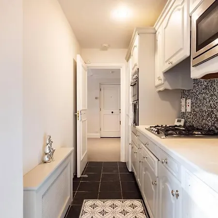 Spacious One Bedroom Flat By South Kensington 3 Month Minimum Holiday home