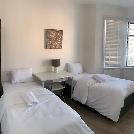 Beautiful 4 Ensuite Bedroom House, Free Wifi, Parking, Family, Corporate, Contractors *