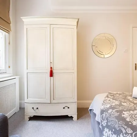 Spacious One Bedroom Flat By South Kensington 3 Month Minimum Holiday home London