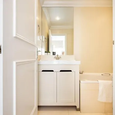 Spacious One Bedroom Flat By South Kensington 3 Month Minimum *