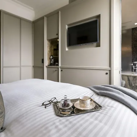 The Adria 5* Londres