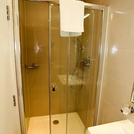 Szálloda The Kensington 3*
