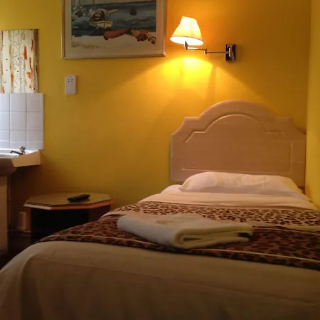 Hotel Acton Town