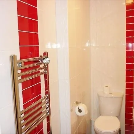 Acton Town Hotel 2*