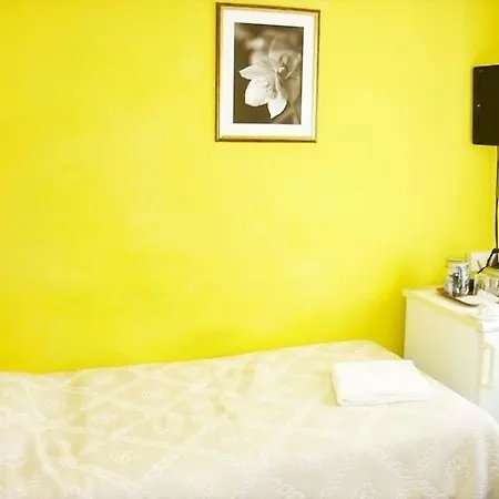Hotel Acton Town