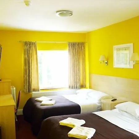 Acton Town Hotel 2*