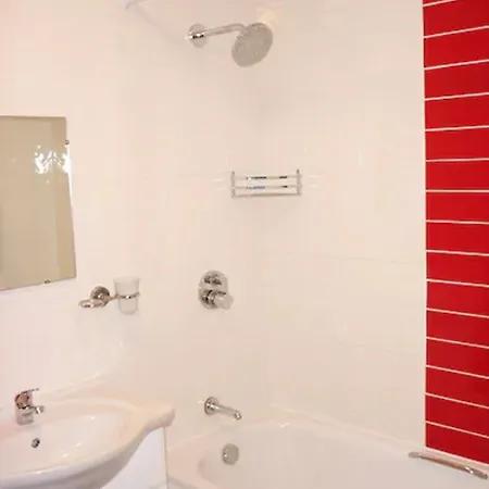 Acton Town Hotel 2*