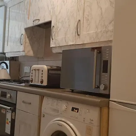 Apartment 2 Bedrooms & 2 Bathrooms With An Ensuite London