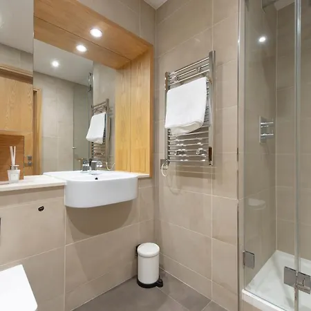 Canary Luxe Apartment London