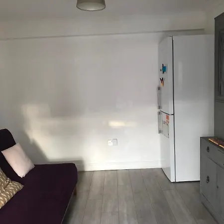 Well Located, Nice Three Double Bedroom House In West London Apartamento