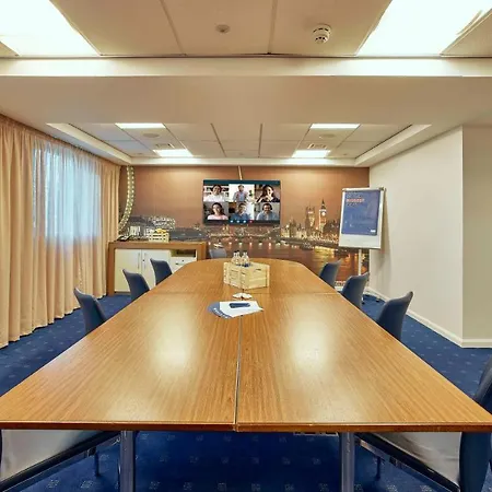 Express Stratford By Ihg Hotel