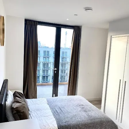 Riverside And Homestay London