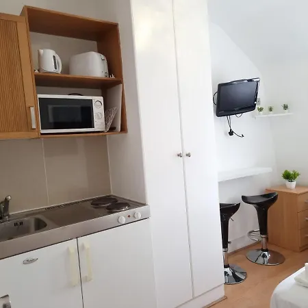 F21-4th Floor Studio For 2 Near Paddington