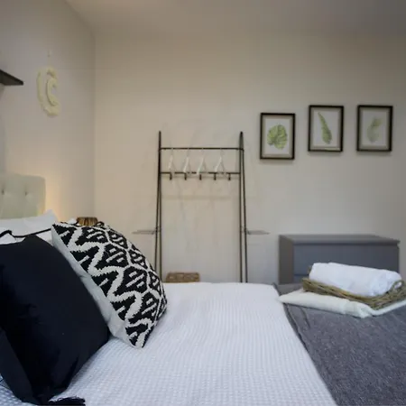 Lovely In Aldgate East 5 *