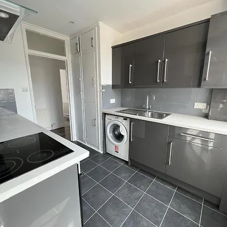 Bright And Spacious 2 Bedroom Apartment Sutton (Greater London)