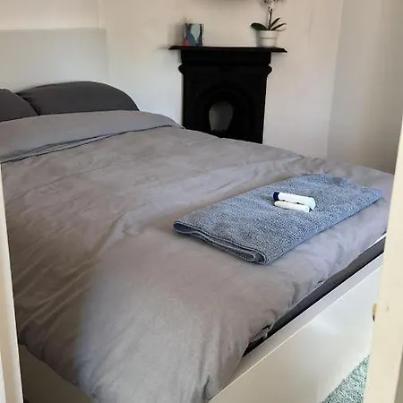 Complete 1 Bedroom With Wi-fi, Kitchen, Tv In Heart Of Chiswick, Londen