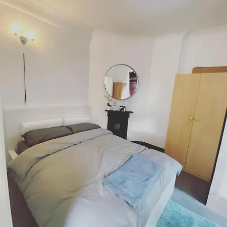 Complete 1 Bedroom With Wi-fi, Kitchen, Tv In Heart Of Chiswick, * London