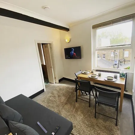 Apartment Complete 1 Bedroom With Wi-fi, Kitchen, Tv In Heart Of Chiswick, *
