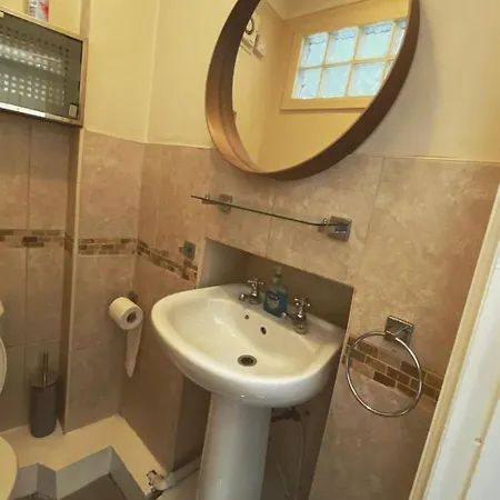 Complete 1 Bedroom With Wi-fi, Kitchen, Tv In Heart Of Chiswick, Apartment London