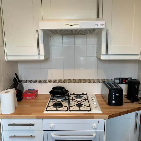 Complete 1 Bedroom With Wi-fi, Kitchen, Tv In Heart Of Chiswick,