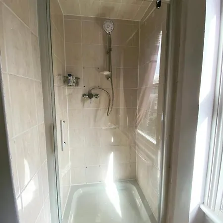 Appartement Complete 1 Bedroom With Wi-fi, Kitchen, Tv In Heart Of Chiswick, Londen