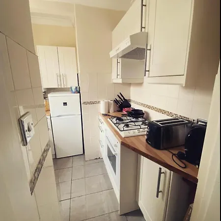 Complete 1 Bedroom With Wi-fi, Kitchen, Tv In Heart Of Chiswick, London