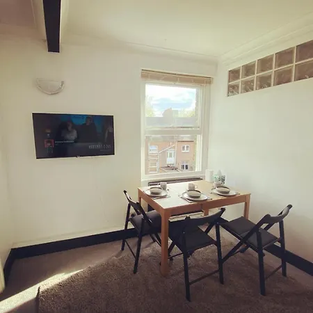 Complete 1 Bedroom With Wi-fi, Kitchen, Tv In Heart Of Chiswick,
