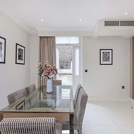 Ashburn Court Aparthotel 4*