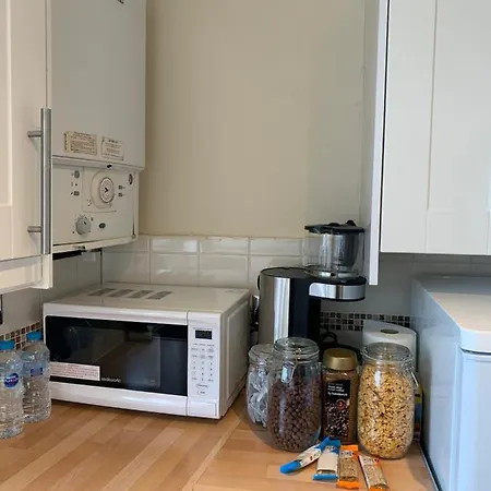 Apartment Complete 1 Bedroom With Wi-fi, Kitchen, Tv In Heart Of Chiswick,