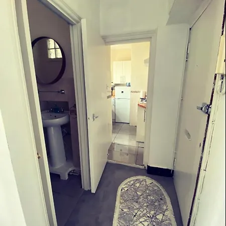 Apartment Complete 1 Bedroom With Wi-fi, Kitchen, Tv In Heart Of Chiswick, *