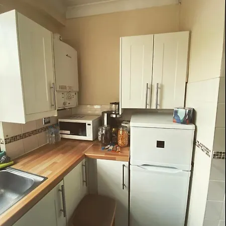 Apartment Complete 1 Bedroom With Wi-fi, Kitchen, Tv In Heart Of Chiswick, *