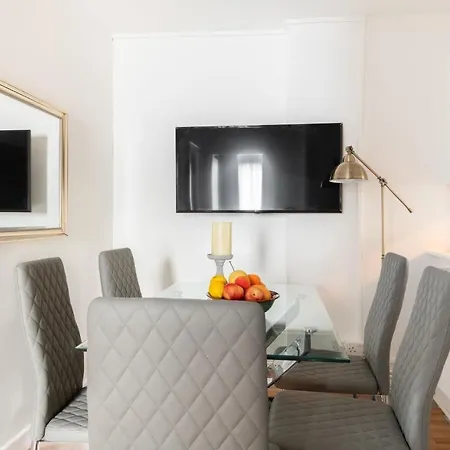 Spacious And Modern 4 Bed Next To Borough Station Apartment *