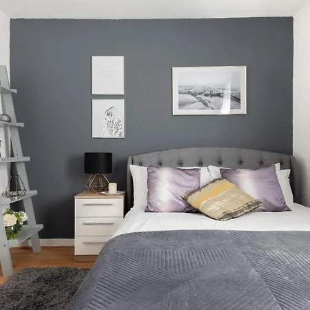 Spacious And Modern 4 Bed Next To Borough Station Apartment *