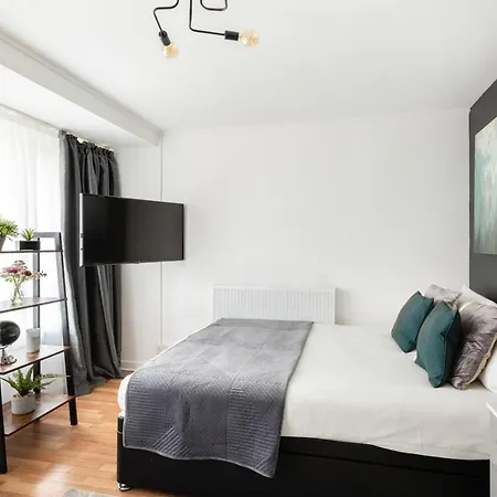 Spacious And Modern 4 Bed Next To Borough Station Apartment London