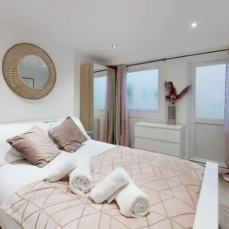 Lovely 2 Bedroom Near Highgate Station Apartment *