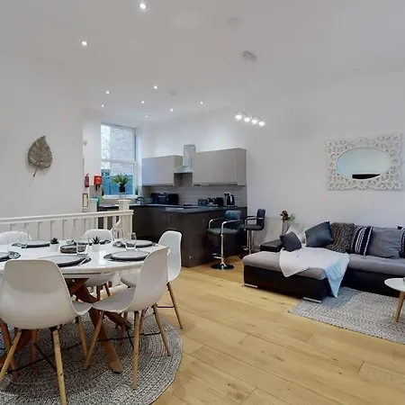 Lovely 2 Bedroom Near Highgate Station