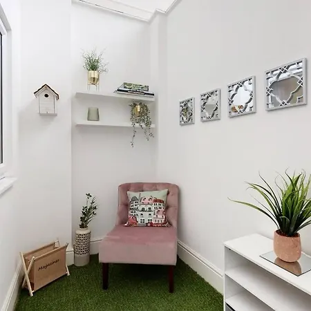 Lovely 2 Bedroom Near Highgate Station