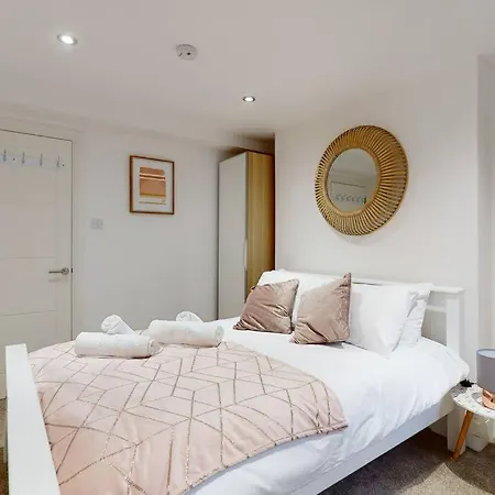 Lovely 2 Bedroom Near Highgate Station *