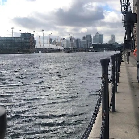 Dockside At Excel Апарт-отель