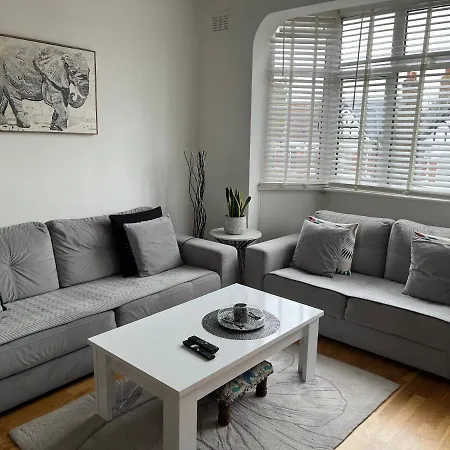 Lovely 2-bedroom In Zone 2 London