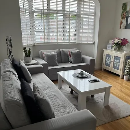 Lovely 2-bedroom In Zone 2 *