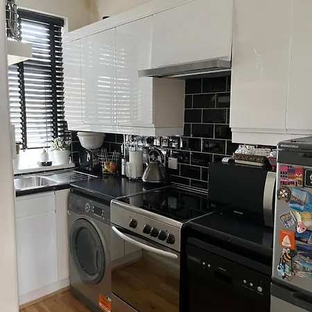 Lovely 2-bedroom In Zone 2 London