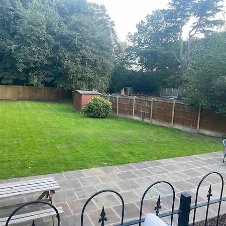 3 Bedroom Bungalow Set In Private Woodlands. Upminster