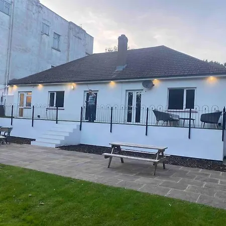 Holiday home 3 Bedroom Bungalow Set In Private Woodlands.