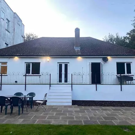 3 Bedroom Bungalow Set In Private Woodlands. Holiday home Upminster