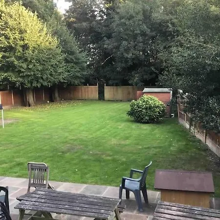 3 Bedroom Bungalow Set In Private Woodlands. * Upminster