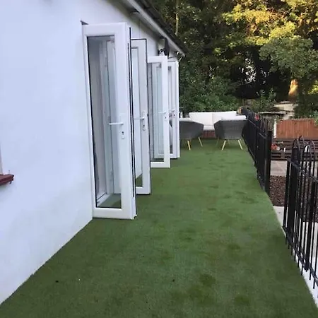 3 Bedroom Bungalow Set In Private Woodlands. * Upminster