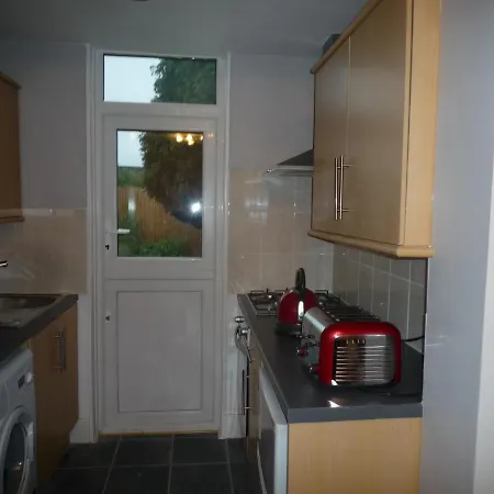 4 Bedroom & 2 Bedroom Apartment *