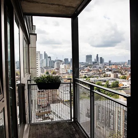 - Shadwell - Wrap Around Balcony W Scenic View Apartment London