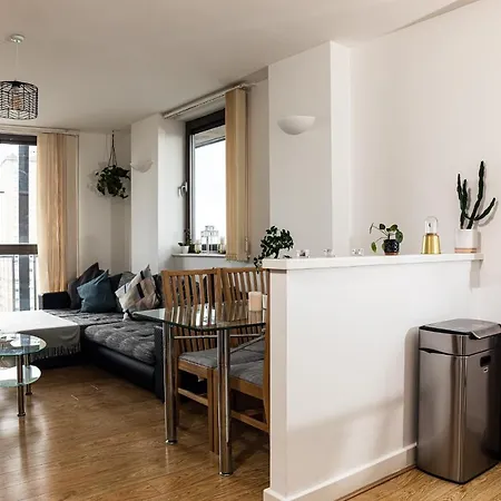 Apartment - Shadwell - Wrap Around Balcony W Scenic View